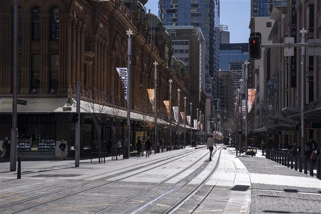 Cảnh vắng vẻ trên đường phố tại Sydney, Australia, trong thời gian phong tỏa phòng dịch COVID-19 ngày 26/6/2021. (Ảnh: THX/ TTXVN) Lệnh phong tỏa mới có thể gây thiệt hại hơn 1,5 tỷ USD cho Australia ảnh 1