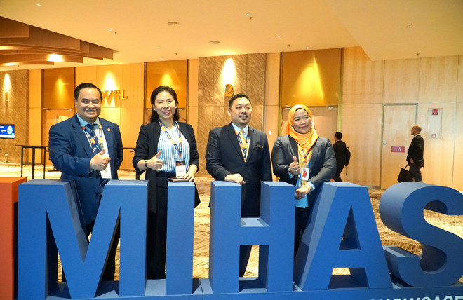 Tham tán Thương mại Việt Nam tại Malaysia, Lê Phú Cường, bà Hồ Thị Quyên - Phó Giám đốc Trung tâm Xúc tiến Thương mại và Đầu tư TP Hồ Chí Minh và Giám đốc Cơ quan xúc tiến thương mại quốc gia Malaysia (MATRADE), En Mazlan Hurun. (Ảnh: Hằng Linh/TTXVN) ttxvn tp_ho_chi_minh_tim_kiem_doi_tac_phat_trien_thi_truong_halal_tai_malaysia 3_resize.jpg