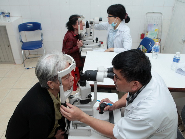 Khám sàng lọc các bệnh về mắt cho 10.000 người tại Hà Nội ảnh 1