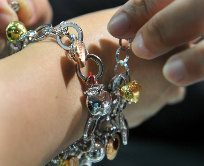 Giá vàng thế giới giảm nhẹ trước sức ép của đồng USD mạnh ảnh 1