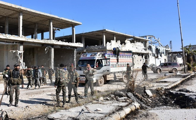 Lực lượng ủng hộ Chính phủ Syria sau khi giành lại quyền kiểm soát quận Myessar, phía đông Aleppo ngày 4/12. (Nguồn: AFP/TTXVN) Nga: Hơn 700 phần tử nổi dậy Syria đã hạ vũ khí tại Aleppo ảnh 1