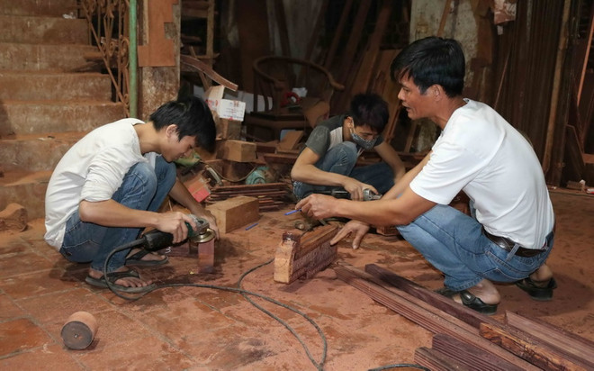 Anh Nguyễn Ngọc Du hướng dẫn công nhân tại xưởng sản xuất của gia đình. (Ảnh: Thanh Thương/TTXVN) Vượt qua mặc cảm tù tội để làm kinh tế giỏi, giúp đỡ người nghèo ảnh 2