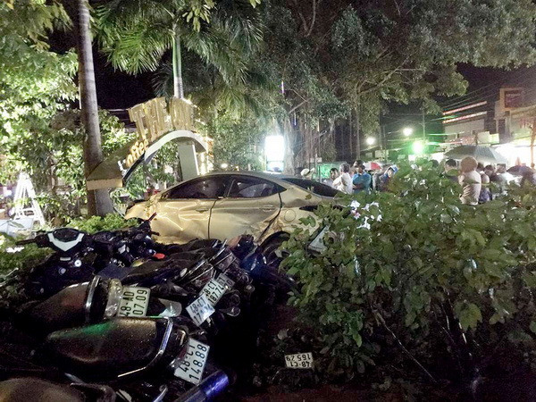 Ôtô đâm vào bãi để xe, hai thiếu nữ tử vong tại chỗ ảnh 1