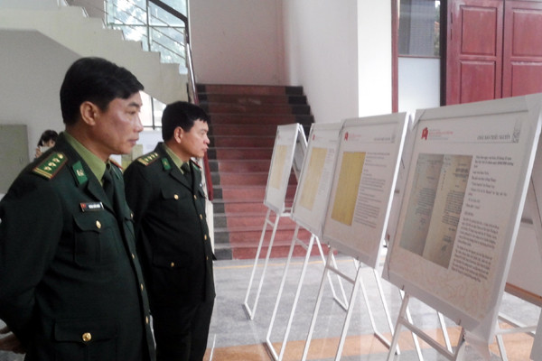 Tặng 180 tư liệu, bản đồ Trường Sa, Hoàng Sa cho Bộ đội Biên phòng ảnh 2