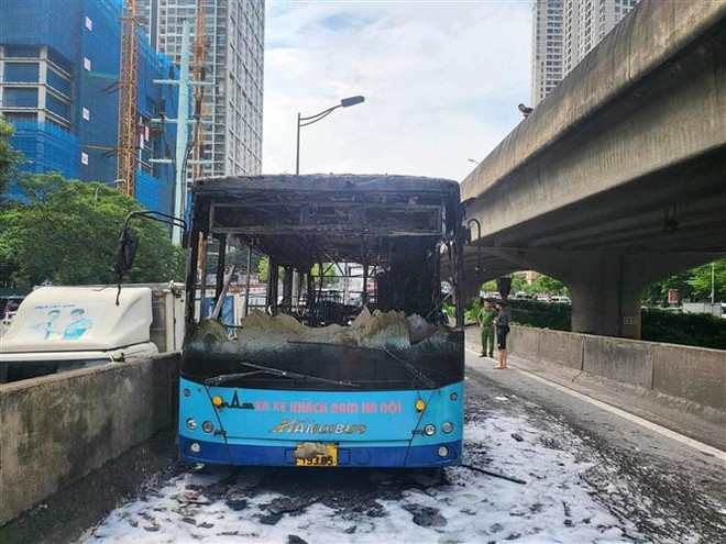 Hà Nội: Xe ôtô buýt bốc cháy tại lối lên đường vành đai 3 trên cao ảnh 1