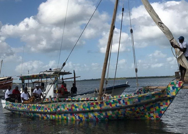 Thuyền từ nhựa tái chế truyền cảm hứng cho chiến dịch Làm sạch biển ảnh 1