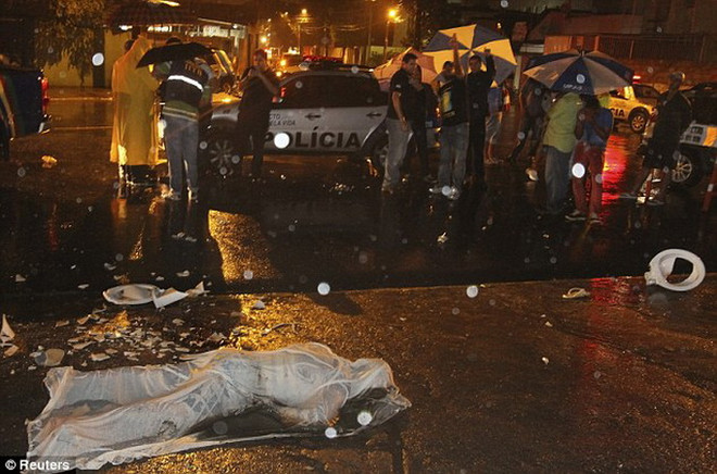 Tin World Cup 5/5: Sao M.U "lâm nguy," CĐV chết vì bồn cầu ảnh 1