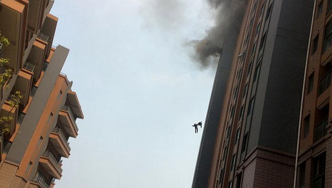 Nổ ở nhà cao tầng, hai lính cứu hỏa Trung Quốc hy sinh ảnh 1