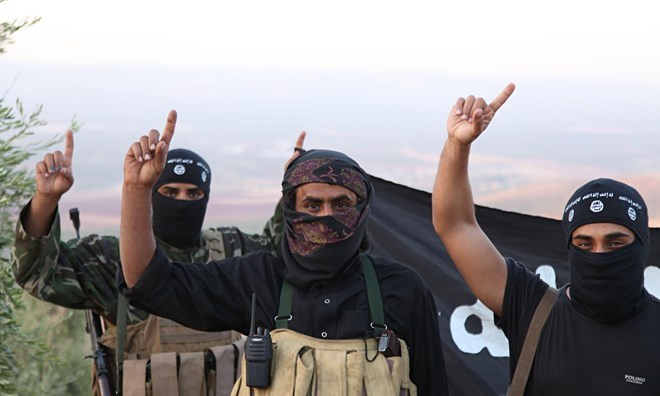 Các tay súng IS. (Nguồn: theguardian.com) HRW: IS giết hàng trăm cựu cảnh sát và chôn tập thể ở Iraq ảnh 1