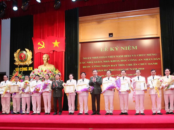 Thượng tướng Tô Lâm, Bộ trưởng Bộ Công an tặng Bằng khen của Bộ trưởng Bộ Công an cho các giáo sư năm 2016. (Ảnh: Phương Hoa/TTXVN) Bộ Công an chúc mừng 29 giáo sư, phó giáo sư mới được phong tặng ảnh 1