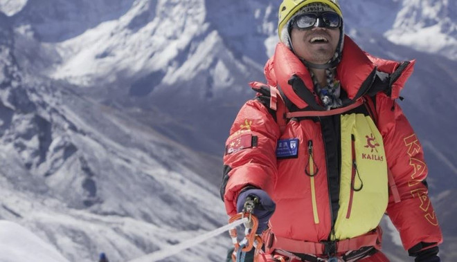 Người khiếm thị đầu tiên tại châu Á chinh phục đỉnh Everest ảnh 1
