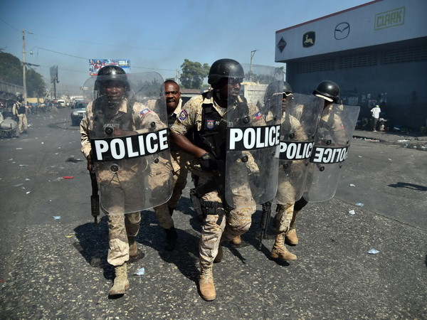 Những tay súng mặc quân phục rằn ri tấn công cảnh sát Haiti ảnh 1