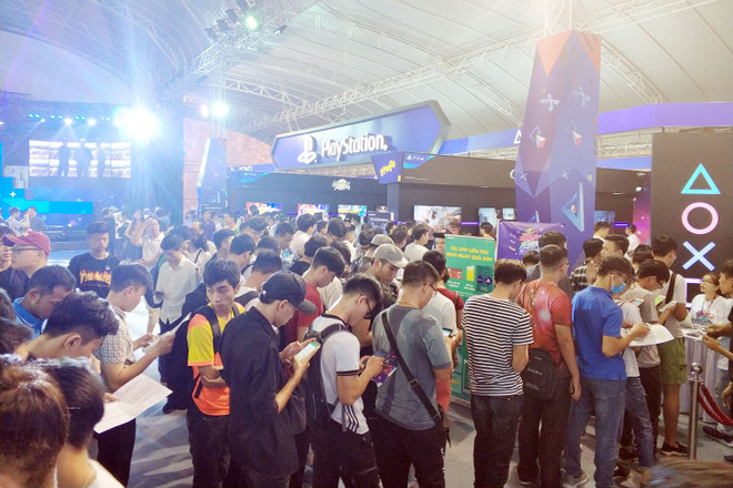 [Photo] Giới trẻ xếp hàng trải nghiệm công nghệ đỉnh cao của Sony ảnh 11