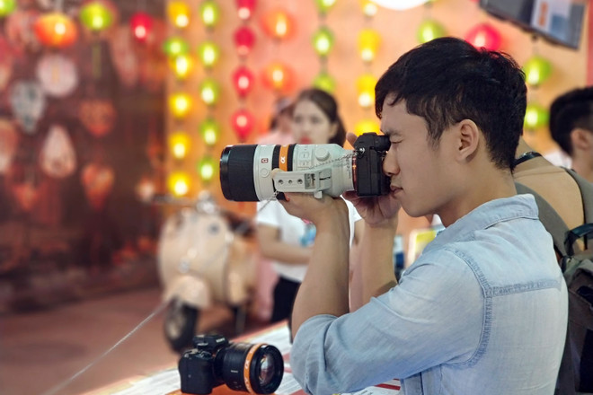 [Photo] Giới trẻ xếp hàng trải nghiệm công nghệ đỉnh cao của Sony ảnh 5