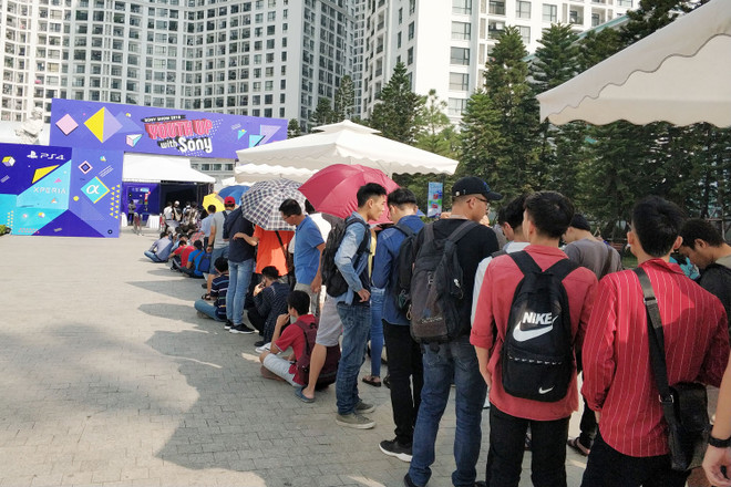 [Photo] Giới trẻ xếp hàng trải nghiệm công nghệ đỉnh cao của Sony ảnh 1