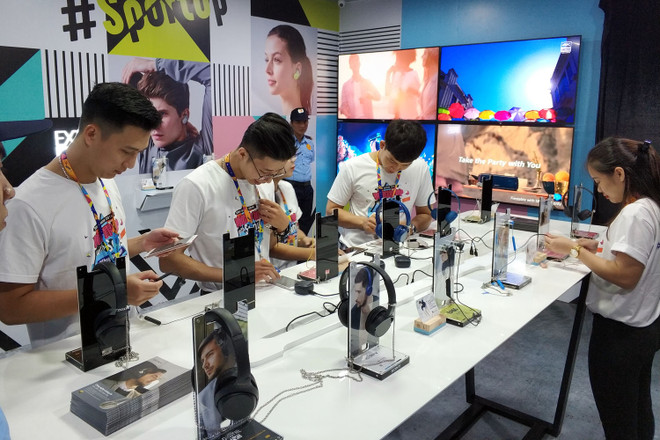 [Photo] Giới trẻ xếp hàng trải nghiệm công nghệ đỉnh cao của Sony ảnh 9