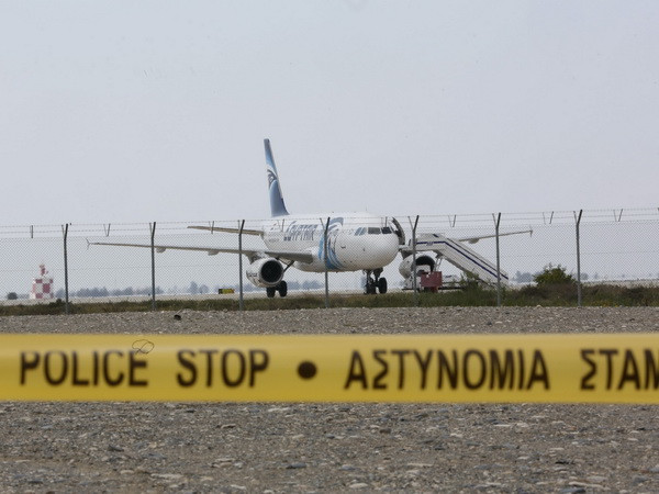 Kẻ bắt cóc máy bay đòi phóng thích các nữ tù nhân ở Ai Cập ảnh 1