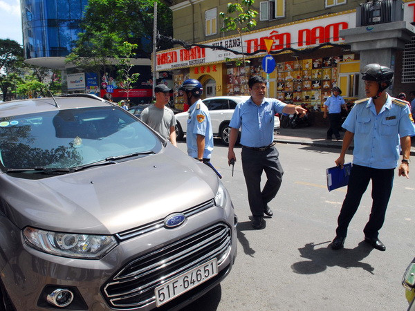 Giải tỏa vỉa hè tại TP.HCM: Làm gì để không "bắt cóc bỏ đĩa" ảnh 1