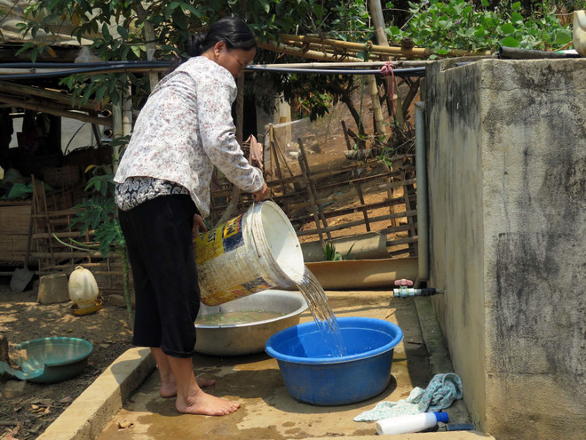 Người dân tái định cư xã Mường Bằng, huyện Mai Sơn phải sử dụng nước hết sức tiết kiệm. (Ảnh: Hữu Quyết/TTXVN) Các điểm tái định cư ở Sơn La thiếu nước sinh hoạt nghiêm trọng ảnh 2