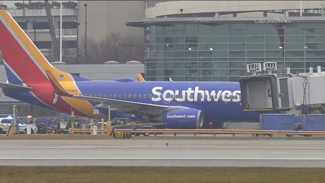 Balô bốc khói khiến hành khách phải sơ tán khỏi máy bay tại Mỹ ảnh 1