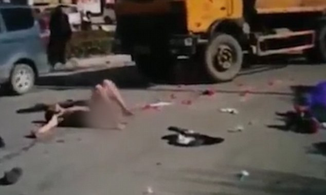 Chàng trai khỏa thân lăn lộn giữa phố vì bị từ chối tình cảm ảnh 2