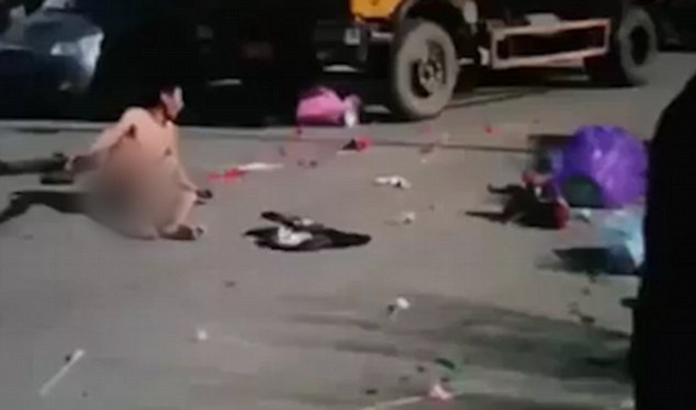 Chàng trai khỏa thân lăn lộn giữa phố vì bị từ chối tình cảm ảnh 1