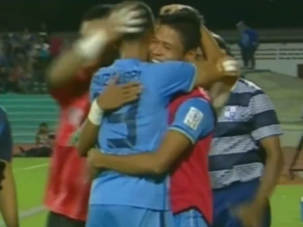 Cận cảnh bàn thắng kinh điển xứng đáng nhận giải Puskas 2016 ảnh 1