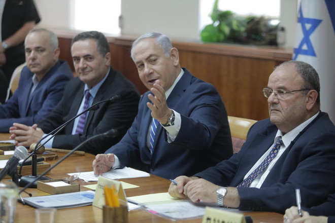Thủ tướng Israel Benjamin Netanyahu (thứ 2, phải) trong cuộc họp nội các ở Jerusalem ngày 13/8. (Nguồn: EPA/TTXVN) Israel thông qua dự luật gây tranh cãi giới hạn quyền của cảnh sát ảnh 1