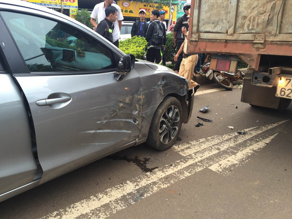 Xe tải đâm 2 ôtô và 2 xe máy đang chờ đèn đỏ, 1 người nguy kịch ảnh 1