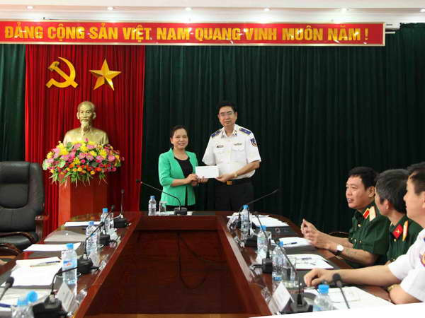 Ban Thi đua-Khen thưởng TW tặng quà lực lượng Cảnh sát biển ảnh 1
