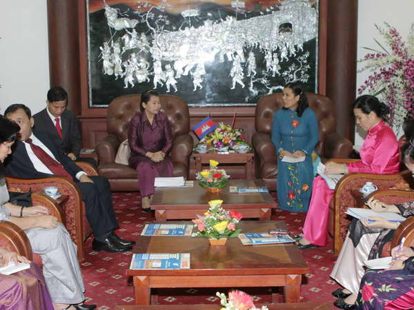 Hội phụ nữ hai nước Việt Nam-Campuchia tăng cường hợp tác ảnh 1