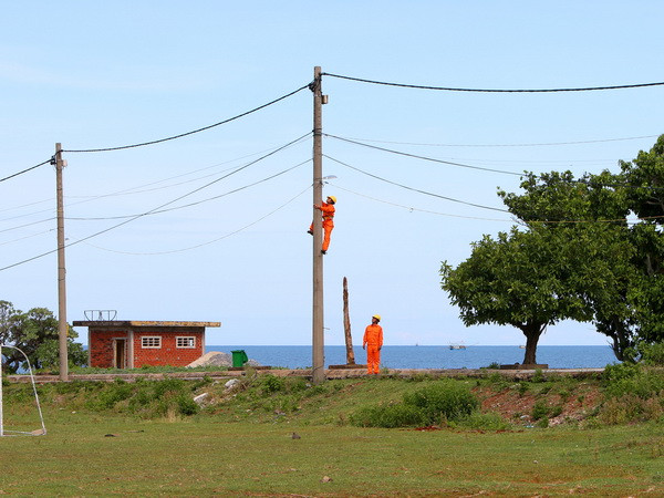 Quảng Trị tiếp nhận hệ thống điện trên đảo Cồn Cỏ ảnh 1
