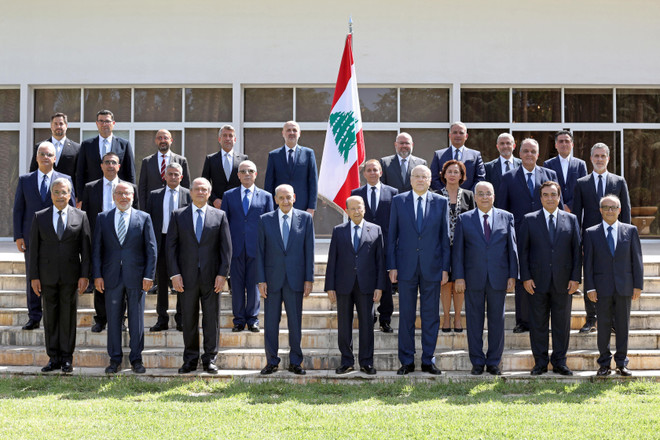 Chủ tịch Quốc hội Liban Nabih Berri (giữa, trái, hàng đầu), Tổng thống Michel Aoun (giữa, hàng đầu) và Thủ tướng được chỉ định Najib Mikati (giữa, phải, hàng đầu) chụp ảnh cùng các thành viên nội các mới tại Baabda, ngày 13/9/2021. (Ảnh: AFP/TTXVN) Quốc hội Liban thông qua chính phủ mới, quyết tâm vượt khủng hoảng ảnh 1