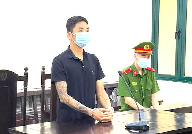 Đối tượng Ninh Văn Đức tại tòa. (Nguồn: tienphong.vn) Lĩnh án 12 tháng tù vì chống người thi hành công vụ tại chốt kiểm dịch ảnh 1