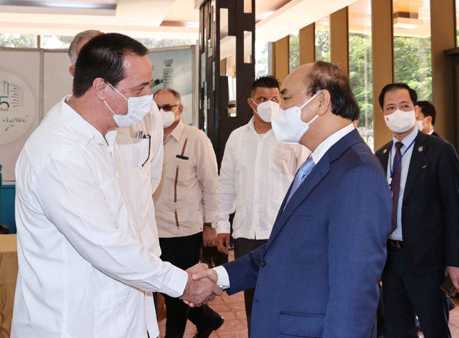 Chủ tịch nước Nguyễn Xuân Phúc với cán bộ Trung tâm Nghiên cứu Di truyền và Công nghệ sinh học Cuba. (Ảnh: Thống Nhất/TTXVN) Việt Nam-Cuba hợp tác nghiên cứu, chuyển giao sản xuất dược phẩm ảnh 1