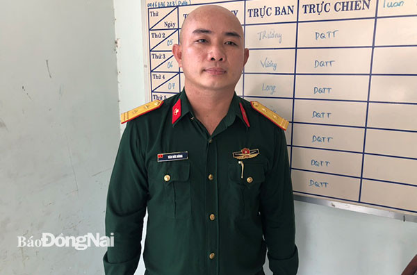 Đối tượng Văn Đức Hùng với bộ đồ quân nhân mua trên mạng để giả danh cán bộ quân đội. (Nguồn: baodongnai.com.vn) Đồng Nai: Tạm giữ đối tượng giả danh bộ đội để qua chốt kiểm soát dịch ảnh 1