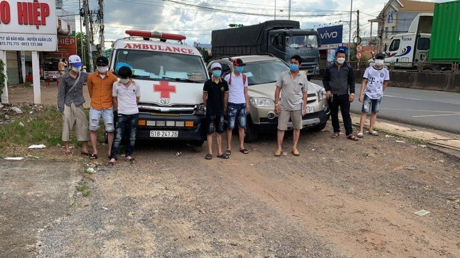 Đồng Nai: Xe cứu thương "thông chốt" chở người từ vùng dịch về quê ảnh 1