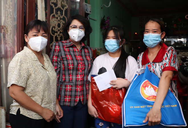 Chủ tịch Ủy ban MTTQ Thành phố Hồ Chí Minh Tô Thị Bích Châu thăm hỏi và tặng quà cho các em mồ côi vì COVID-19 tại quận 4. (Ảnh: Thu Hương/TTXVN) TP.HCM: Chia sẻ, tặng quà trẻ em có người thân mất do COVID-19 ảnh 1