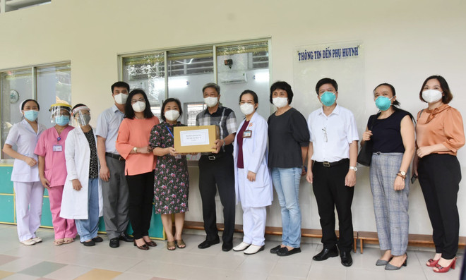 Thứ trưởng Bộ Y tế Nguyễn Trường Sơn thăm, tặng quà cho lực lượng chăm sóc trẻ em có mẹ mắc COVID-19 tại Trung tâm H.O.P.E (Bệnh viện Hùng Vương). (Ảnh: TTXVN phát) TP.HCM: Chia sẻ, tặng quà trẻ em có người thân mất do COVID-19 ảnh 2