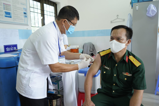 Gần 5.500 cán bộ, chiến sỹ và người dân Côn Đảo được tiêm vaccine ảnh 1