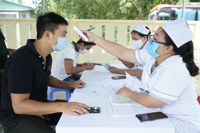 Gần 5.500 cán bộ, chiến sỹ và người dân Côn Đảo được tiêm vaccine ảnh 2