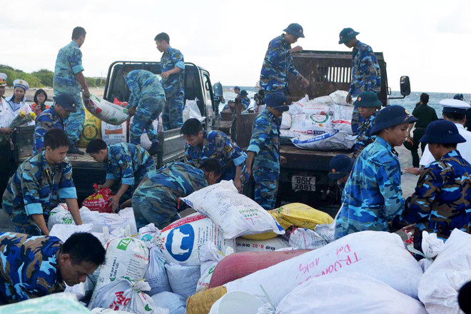 400 tấn hàng Tết đã đến với chiến sỹ và nhân dân Trường Sa ảnh 1