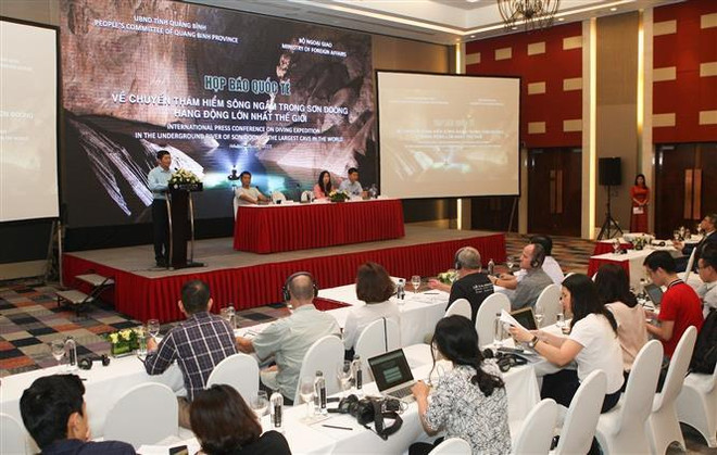 Quang cảnh buổi họp báo. (Ảnh: Thanh Tùng/TTXVN) Thêm một khám phá mới về hệ thống hang ngầm ở Sơn Đoòng ảnh 1