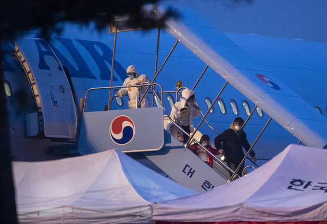 Công dân Hàn Quốc được đưa từ Hồ Bắc về Seoul. (Nguồn: Yonhap) Chuyến bay thứ 3 của Hàn Quốc đưa công dân từ Vũ Hán đã về nước ảnh 1
