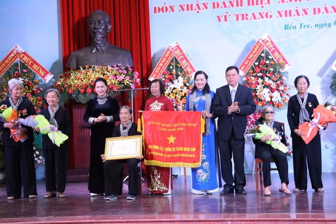 Trao danh hiệu Anh hùng LLVTND cho Đội quân tóc dài Bến Tre ảnh 1