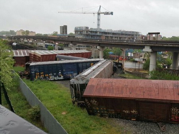 Tàu hỏa trật bánh tại thủ đô Washington làm rò rỉ hóa chất độc hại ảnh 1