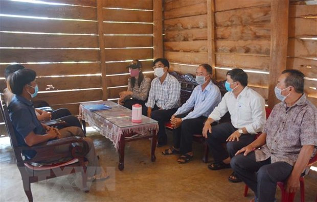 Tuyên truyền, vận động về cuộc bầu cử tại nhà dân ở xã Vụ Bổn, huyện Krông Pắk, tỉnh Đắk Lắk. (Ảnh: Hoài Thu/TTXVN) Công tác dân vận: Hướng về cơ sở, nói cho dân hiểu, làm cho dân tin ảnh 1