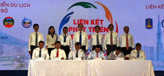 Lãnh đạo 6 tỉnh vùng Đông Nam Bộ ký kết liên kết phát triển du lịch vùng Đông Nam Bộ. (Ảnh: Lê Đức Hoảnh/TTXVN) Đánh thức ngành “công nghiệp không khói" ở khu vực Đông Nam Bộ ảnh 1
