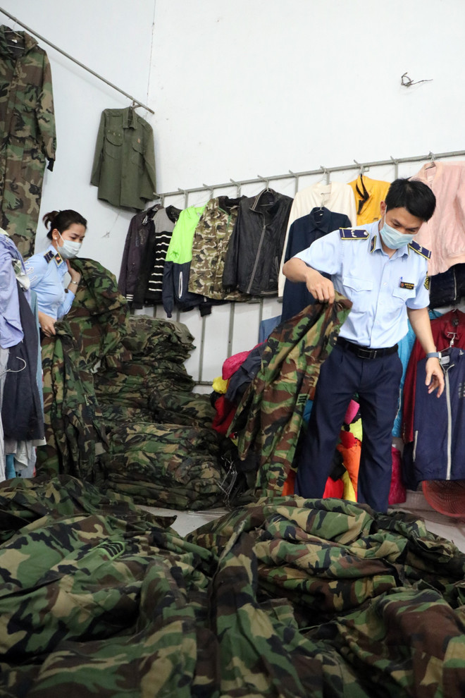 Kon Tum: Phát hiện kho quần áo rằn ri nhập lậu lớn ở thị trấn Đăk Hà ảnh 2