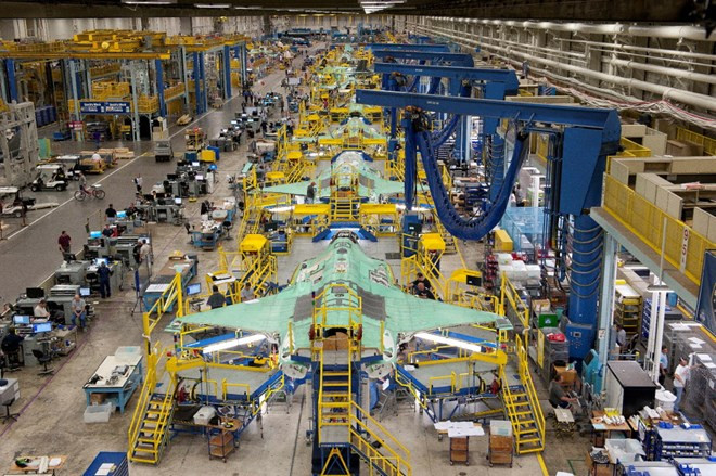 Xưởng sản xuất máy bay chiến đấu của Lockheed Martin, Mỹ. (Nguồn: AP) Xuất khẩu vũ khí của Mỹ tăng 33% trong tài khóa 2018 ảnh 1